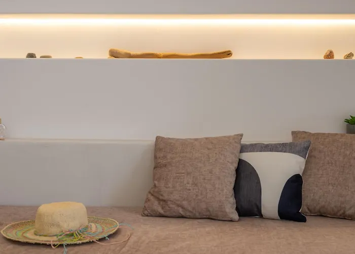 Little Yard & #8 Daire Naxos City