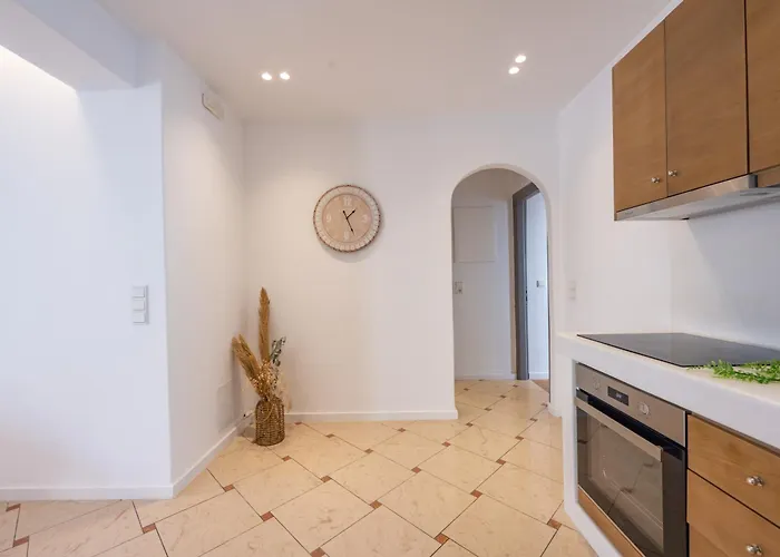 Little Yard & #8 Apartment *